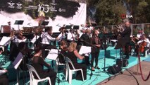 Doğu Ekspresiyle yola çıkan İzmir Devlet Senfoni Orkestrası, Erzincan tren garında konser verdi