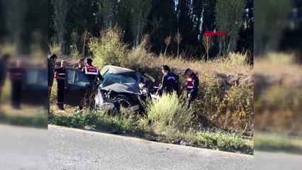 Kütahya işçilerin taşındığı midibüsle çarpışan otomobilin sürücüsü yaralandı