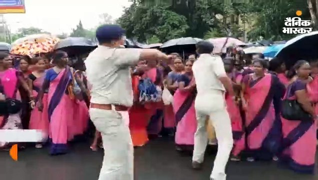 पुलिस ने आंगनबाड़ी कार्यकर्ताओं पर भांजी लाठियां