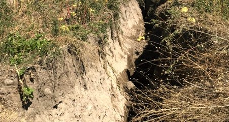 Tarım arazisinde 1 kilometre uzunluğunda 5 metre derinliğinde yarık oluştu