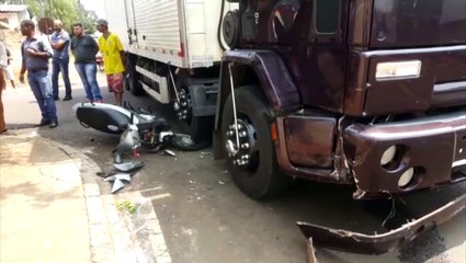 Motociclista tem fratura aberta ao bater com caminhão no Bairro Brasília