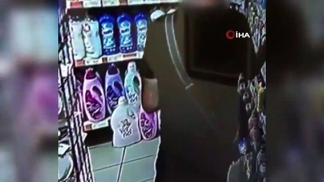 Küçükçekmece’de marketten hırsızlık kamerada