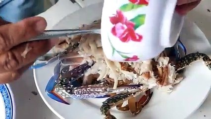 Cambodian Roadside Snacks Street Food - Cooking Live Crabs - Coconut Crab