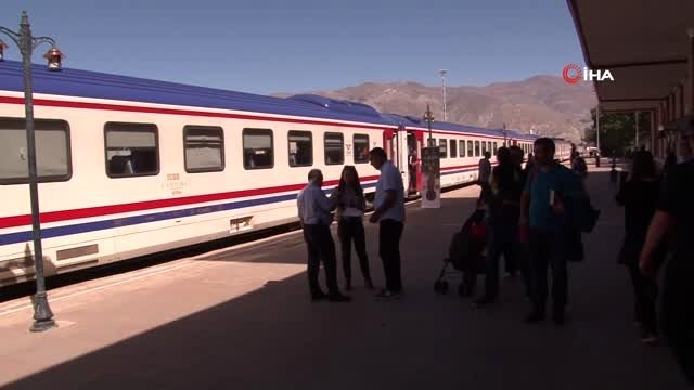 Doğu Ekspresiyle yola çıkan İzmir Devlet Senfoni Orkestrası, Erzincan tren garında konser verdi