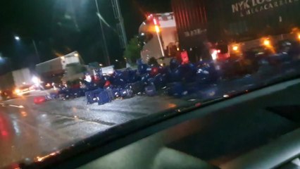 병맥주 수십 상자 고속도로에 쏟아져...한때 정체 / YTN