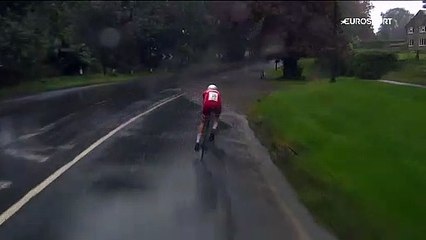 Le cycliste Johan Price-Pejtersen chute dans une flaque d'eau