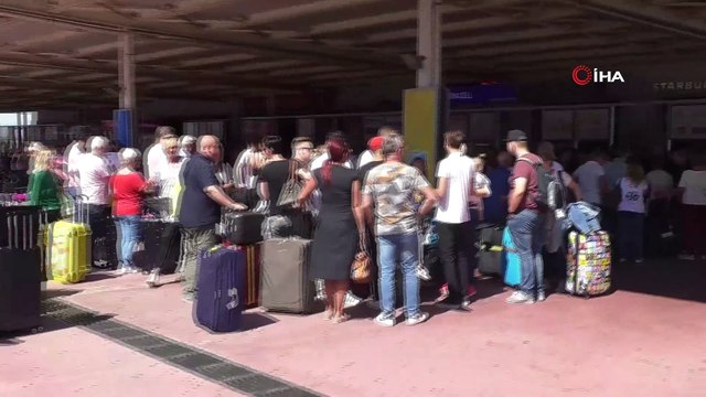 Thomas Cook yolcusu bin 50 turist Antalya'dan ülkesine gönderildi