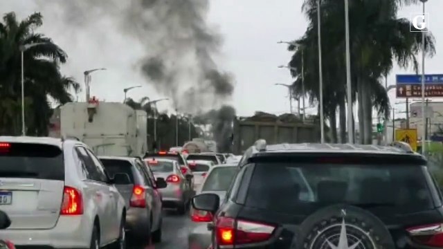 Kombi pega fogo na BR 101, em Carapina