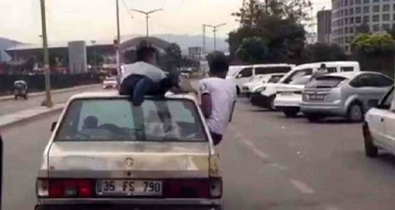 İzmir'de bir kişi seyir halindeki otomobilin üzerinde yolculuk etti