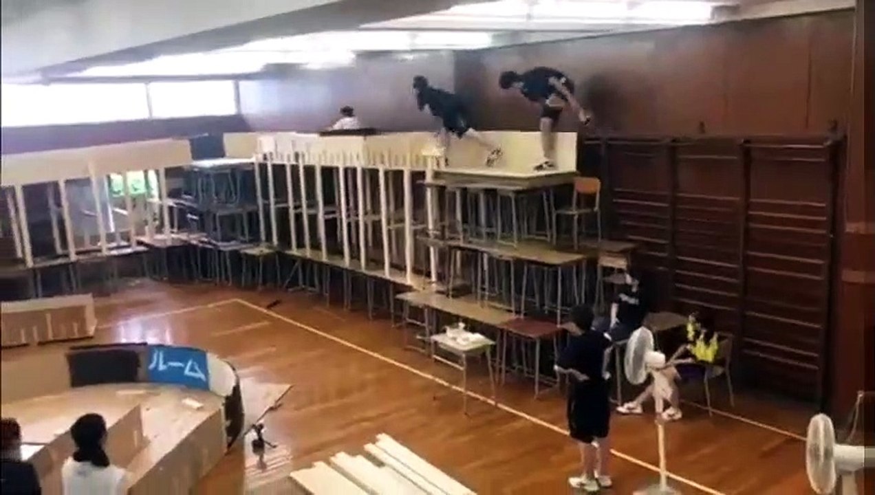 Des jeunes ont construit un grand huit en bois !