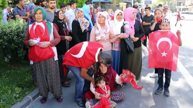 Şehit teğmenin cenazesinde 'defin krizi'...Kahramanmaraşlılar şehit cenazesi için Valiliğe yürüdü