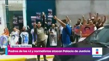 Padres de los 43 normalistas de Ayotzinapa atacan el Palacio de Justicia de Iguala