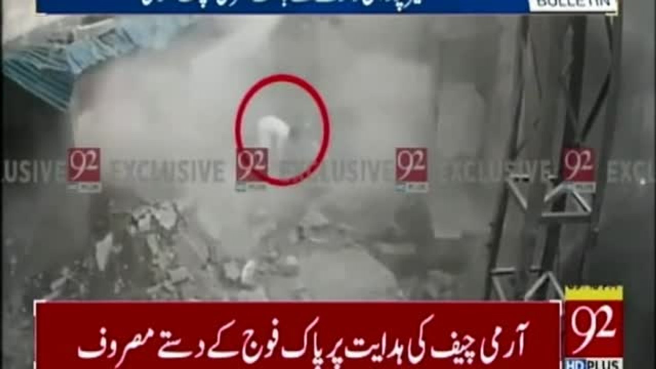 Imágenes de cómo un hombre salva milagrosamente la vida en el terremoto de Pakistán