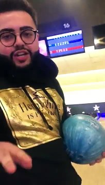 Bowling : il met un strike sans regarder et se la pète lol
