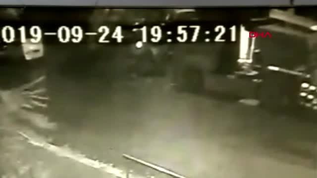 Beylikdüzü'nde kamyonu benzin dökerek yakma anı kamerada