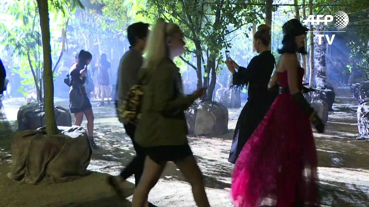 Árboles y naturaleza en desfile de Dior en Semana de la Moda de París