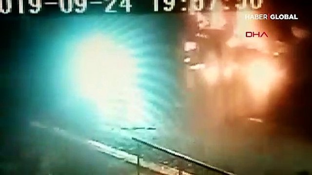 Beylikdüzü'nde kamyonu benzin dökerek yakma anı kamerada