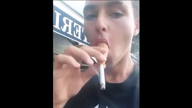 Il fume à travers un cornet de glace : mauvaise idée