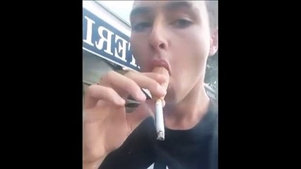 Il fume à travers un cornet de glace : mauvaise idée