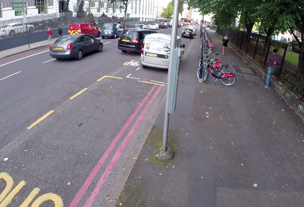 Il regarde une jolie fille et se prend la gamelle de sa vie