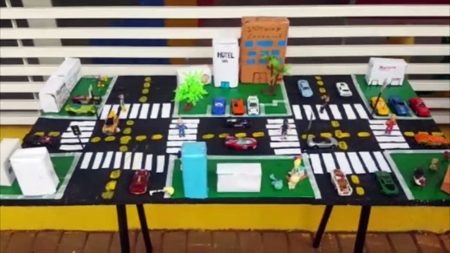 Alunos e agentes orientam motoristas a utilizar cinto e não mexer no celular enquanto dirigem