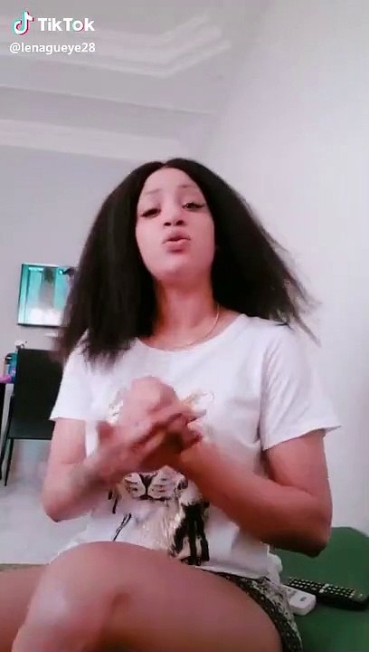 L'actrice Léna Gueye se défoule dans un short qui dévoile ses formes généreuses