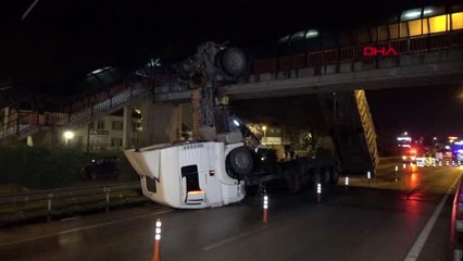 Kamyonun damperi üst geçide takıldı