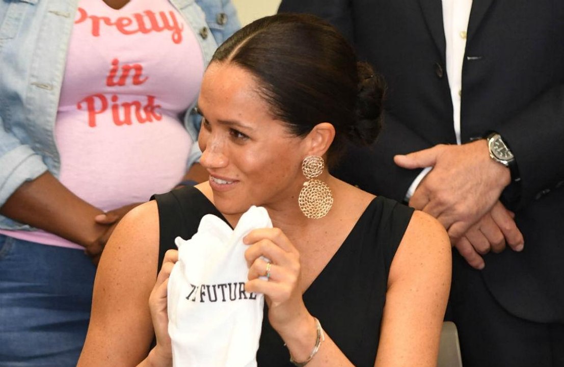 Duquesa Meghan doa roupas de Archie para caridade