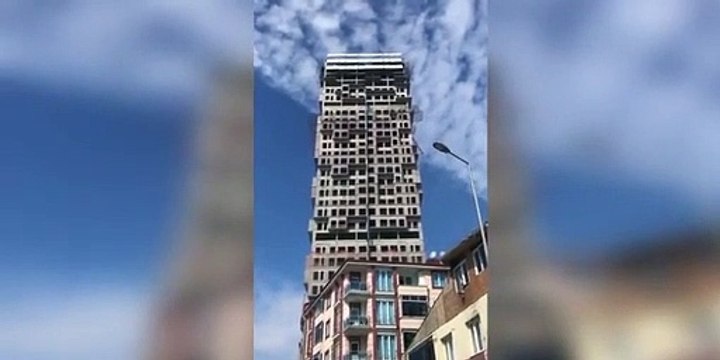 İnşaat halindeki bina beşik gibi sallandı!