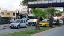 Adana'da çevik kuvvet polislerini taşıyan otobüsün geçişi sırasında patlama - 1