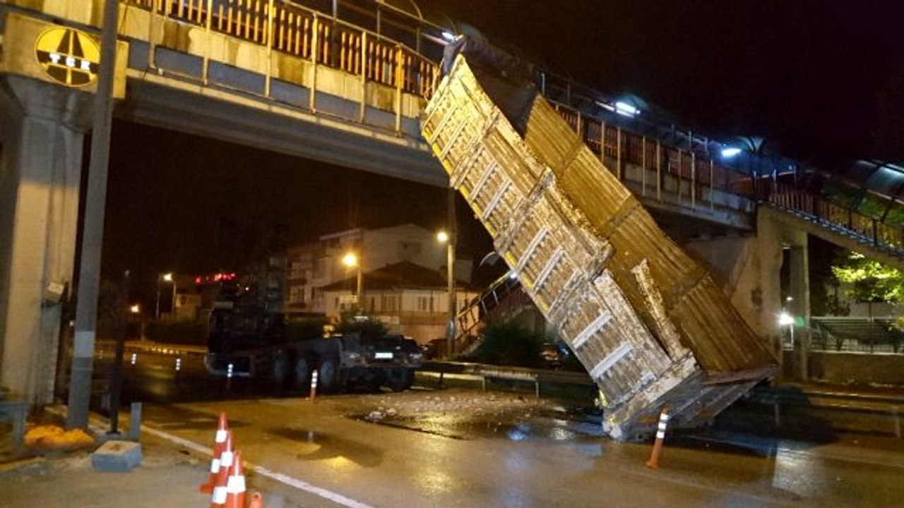 Damperi üst geçide takılan kamyon takla attı: 2 yaralı