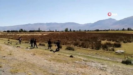 Umuda yolculuk için günlerce yol yürüyorlar