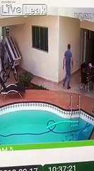 Le livreur du frigo tombe dans la piscine !