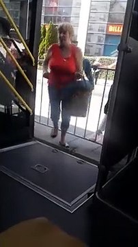 Obligés d'escalader une barrière pour monter dans le bus !