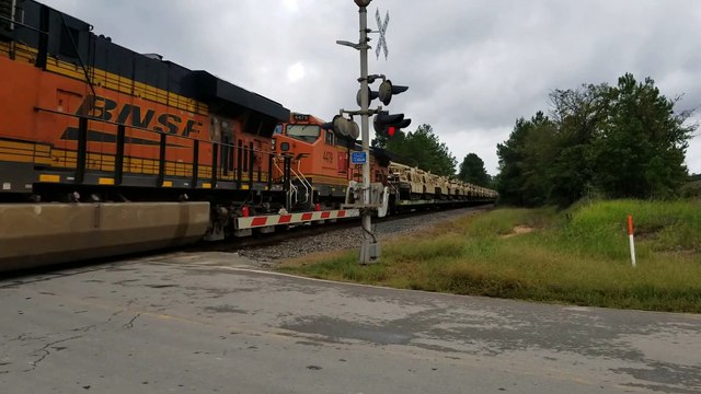 Transport de centaines de chars sur un train aux Etats Unis !