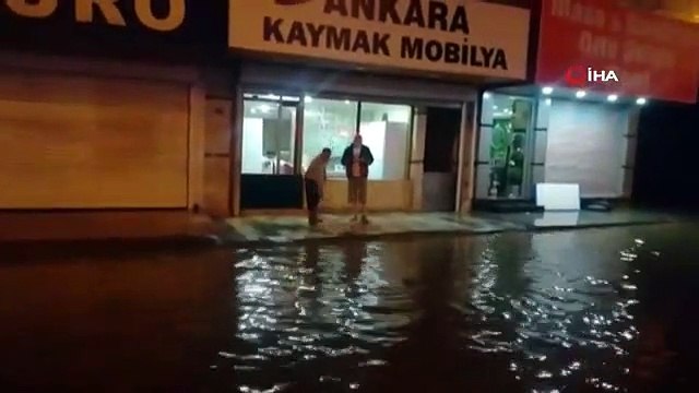 İzmir'i sağanak vurdu ! Yollar göle döndü, evleri su bastı