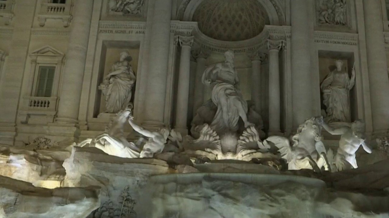 Sans frontières - Pleine lumière sur la fontaine de Trévi