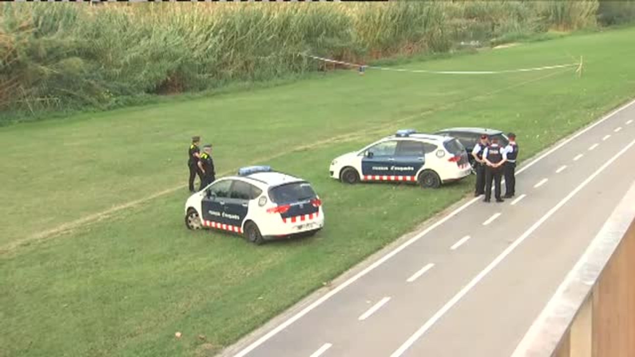 Mossos, bomberos y buzos buscan el cuerpo sin vida de un bebé al que su padre arrojó al río Besos