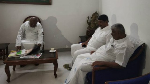 D K Shivakumar case : ಎಚ್. ಡಿ. ದೇವೇಗೌಡ ಭೇಟಿಯಾದ ಡಿ. ಕೆ. ಸುರೇಶ್ | Oneindia Kannada