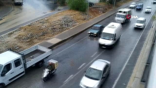 Kuşadası'nda sağanak yağış...Yollar göle döndü, araçlar suya gömüldü