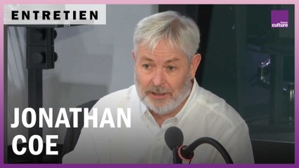 Jonathan Coe : "J'ai toujours été attiré par les romans qui mélangent récits publics et privés"