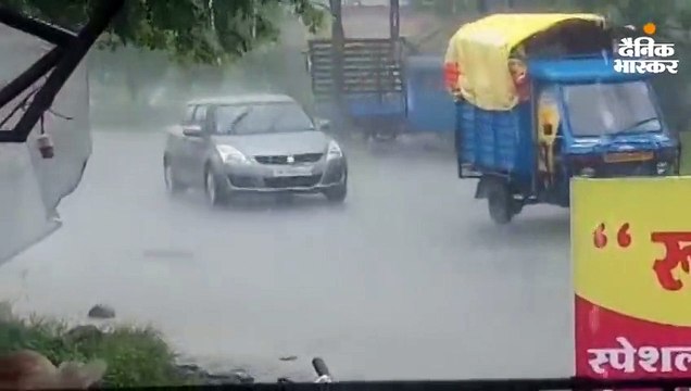 इंदौर में गरज चमक के साथ फिर शुरू हुई तेज बारिश, बुरहानपुर में नाले में बाइक सहित बहा युवक