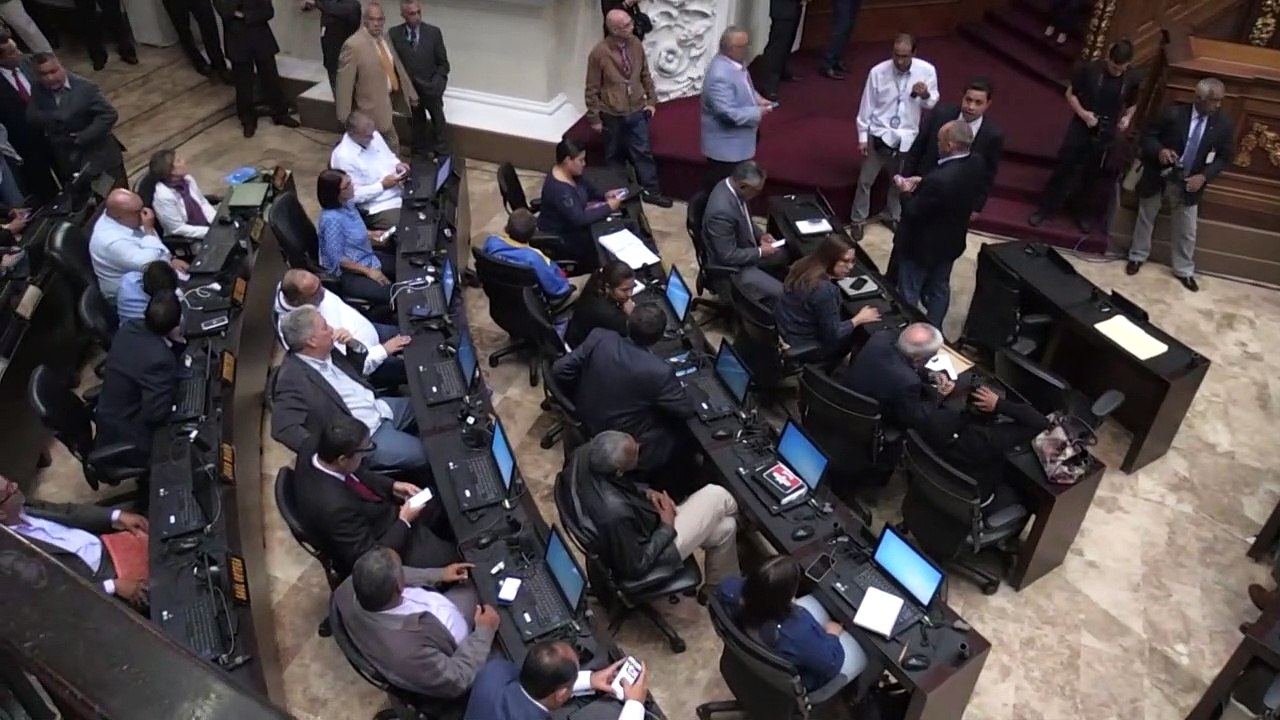 عودة صاخبة لنواب مادورو الى البرلمان الفنزويلي بعد مقاطعة لثلاث سنوات