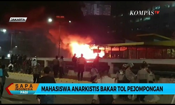 Mahasiswa Anarkis Bakar Tol Pejompongan