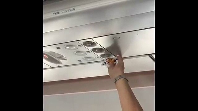 Un homme assèche un jeu de cartes à l'aide de l'air conditionné de l'avion