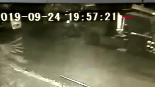 Beylikdüzü'nde kamyonu benzin dökerek yakma anı kamerada