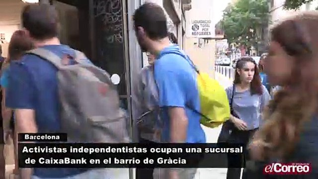 Activistas independentistas ocupan una sucursal de CaixaBank en Barcelona