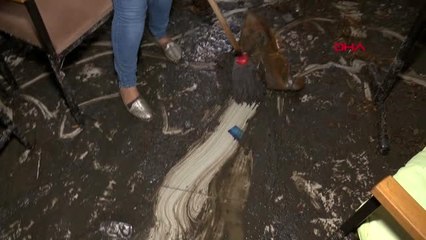 İzmir'de, sağanak yağmurda ev ve iş yerlerini su bastı-2