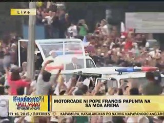 Pope Francis, pinahinto ang motorcade para halikan ang isang baby