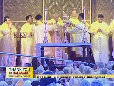 Ama ng namatay na volunteer sa Tacloban airport mass, nakausap ni Pope Francis